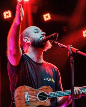 Pokáč Instagram - Kdo tady jeste nema listky na jarni tour? 🙋‍♀️🙁 Napis do komentu, s kym a kam by sla/sel, dva z vas dostanou listky pod stromek, kdyz sou ty Vanoce. A jestli mate spis stesti v lasce, tak jeste par listku na pokac.cz. 🎫 Ho ho ho! 🎄🎅 @tonyflunkey 📸