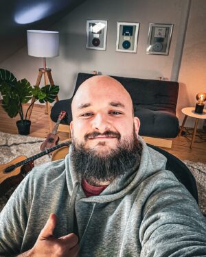 Pokáč Instagram - Tour startuje za necelý 3 týdny, většina zastávek na hraně vyprodání a já perfektně umím všechny 3 akordy, takže to bude nezapomenutelný 🔥🫡 A protože vás o ten zážitek nechci ochudit, tak si dáme tombolu: dej vědět, s kým a kam bys šel/šla, 3 z vás dostanou lupení, oujeeeee! 🏄‍♂️🌊🤙 #PokacovoJaro24