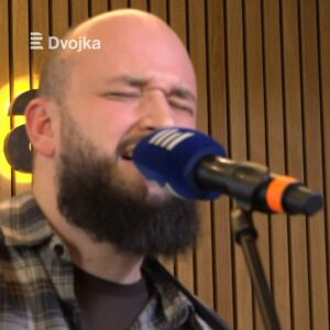 Pokáč Instagram - Zpěvák a skladatel Pokáč vystoupil v hudební talkshow Jiřího Holoubka a publiku v Radiocafé Vinohradská 12 zazpíval některé své známé hity za doprovodu piana Matěje Benka. Jako překvapení zazněl i Podvod od Nedvědů s klavírním doprovodem. Celý pořad na videu najdete na webu Dvojky.