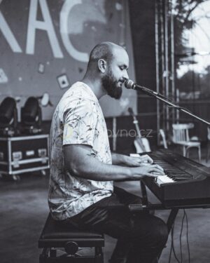 Pokáč Instagram - 🎇 Letos se v mem zivote odehralo par vic ci min zasadnich momentu: 
1. Tocil se klip 
2. Po O2 Arene jsme vyprodali i legendarni Vagon 
3. Poprvy sem 'hral' na koncerte na klavir nebo co to je 
4. Nechal sem AI vygenerovat kocku hrajici na ukulele 
5. Krtil sem klokana 
6. Bylo mi 33 a vyspel jsem 
7. Dozvedel jsem se neco o venceni psu 
8. Potkal jsem Jardu 
9. Jeli sme skvely vyprodany tour na Slovensku zakonceny krtem novy desky 
10. Zjistil sem, ze u more nemusi byt vzdycky teplo a ze rodina je nejvic 💛 
Tak na zdravi, tesim se na vas v pristim roce! 🍷