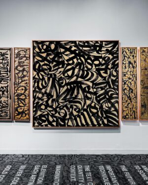 Pokras Lampas Instagram - Сегодня я начинаю рассказывать о своем проекте для Sharjah Calligraphy Biennial 2022 — которая в этом году проходит под темой "Elevation" и является 10-й по счету.

Мой проект — большое исследование современной каллиграфии, в котором представлено 27 работ под общим названием [ General Modern Calligraphy Styles & Scripts Research ], и аббревиатуой GMCSSR.

Подробнее о выставке я расскажу позже, а сейчас хочу представить одну из главных работ этой экспозиции — «Elevation: Traditions & Modern».

Работа написана в уникальной технике. Она создана при помощи эпоксидной чёрной краски. Это краска имеет свойство затвердевать через полтора часа после того, как смешиваются компоненты, и поэтому каллиграфия на двухметровом холсте пишется в очень интенсивной технике письма без права на ошибку, паузы или доработки потом. 

Нужно контролировать кисть, композицию, плотность краски на инструменте. И при этом понимать, что краска с каждой минутой становится всё более неподходящей для каллиграфии, это интересная проверка на мастерство и сосредоточеность.

При этом у работы есть ещё один слой - это очень тонкая выверенная золотая каллиграфия, которая писалась на протяжении недели в мастерской на Бали.

Процесс письма был для меня процессом медитации, поиском новых форм букв, которые вплетаются в пространство между чёрным и белым, между поверхностью самого полотна и каллиграфией, которую я создал в предыдущем этапе.

Не терпится поделиться с вами всей серией — а если вы в Арабских Эмиратах, то Биеннале можно посетить до 8 ноября в Sharjah Art Museum.