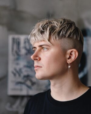 Pokras Lampas Instagram - В последний день лета расскажу о первом проекте лета — как я решил продать гараж в метаверсе.
⠀
Весной, в апреле, со мной связалась команда РБК и предложила сделать арт для обложки летнего журнала. Конечно, мне было интересно сделать не просто работу, а полноценный арт-проект с необычной концепцией, поэтому я решил посмотреть на обложку через призму метамодернизма — и объединить в работе несколько смыслов.
⠀
Продам-гараж-в-метаверсе.рф — существующий домен, ставший частью объявления о продаже на обложке журнала. Стилистика объявления максимально близка к формату бумажной рекламы из нулевых, в которой продаваемый лот отвечает на все вопросы заранее, упрощая коммуникацию с будущим владельцем.
⠀
При этом, текущая геополитическая ситуация подчеркивает актуальность метверса — как средства бега от реальности и при этом возможности творческой реализации любых смелых проектов.
⠀
Сама форма "гаража" отсылает в том числе и к промышленной архитектуре, на основе которой созданы павильоны многих культурных институций, общественных пространств и музеев.
⠀
Подробнее о проекте вы можете узнать, пройдя по домену или отсканировав QR-код с обложки, а до конца дня у каждого есть возможность приобрести цифровой гараж себе в коллекцию — 3D-модель уже загружена на OpenSea и оптимизирована для загрузки в метаверс.
⠀
Вы можете убедиться в этом сами — и даже побегать внутри или вокруг гаража в цифровом пространстве OnCyber, которое поддерживает интеграцию трехмерных NFT-токенов в виде рабочих объектов и 3D-ассетов.
⠀
И самое главное — все средства от продажи будут переданы в благотворительный фонд "Антон тут рядом".
⠀
Все подробности здесь:
Продам-гараж-в-метаверсе.рф
⠀
Давайте делать добро — и погружаться в метаверс вместе!