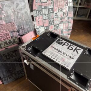 Pokras Lampas Instagram - В последний день лета расскажу о первом проекте лета — как я решил продать гараж в метаверсе.
⠀
Весной, в апреле, со мной связалась команда РБК и предложила сделать арт для обложки летнего журнала. Конечно, мне было интересно сделать не просто работу, а полноценный арт-проект с необычной концепцией, поэтому я решил посмотреть на обложку через призму метамодернизма — и объединить в работе несколько смыслов.
⠀
Продам-гараж-в-метаверсе.рф — существующий домен, ставший частью объявления о продаже на обложке журнала. Стилистика объявления максимально близка к формату бумажной рекламы из нулевых, в которой продаваемый лот отвечает на все вопросы заранее, упрощая коммуникацию с будущим владельцем.
⠀
При этом, текущая геополитическая ситуация подчеркивает актуальность метверса — как средства бега от реальности и при этом возможности творческой реализации любых смелых проектов.
⠀
Сама форма "гаража" отсылает в том числе и к промышленной архитектуре, на основе которой созданы павильоны многих культурных институций, общественных пространств и музеев.
⠀
Подробнее о проекте вы можете узнать, пройдя по домену или отсканировав QR-код с обложки, а до конца дня у каждого есть возможность приобрести цифровой гараж себе в коллекцию — 3D-модель уже загружена на OpenSea и оптимизирована для загрузки в метаверс.
⠀
Вы можете убедиться в этом сами — и даже побегать внутри или вокруг гаража в цифровом пространстве OnCyber, которое поддерживает интеграцию трехмерных NFT-токенов в виде рабочих объектов и 3D-ассетов.
⠀
И самое главное — все средства от продажи будут переданы в благотворительный фонд "Антон тут рядом".
⠀
Все подробности здесь:
Продам-гараж-в-метаверсе.рф
⠀
Давайте делать добро — и погружаться в метаверс вместе!