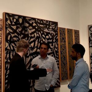 Pokras Lampas Instagram - Сегодня я начинаю рассказывать о своем проекте для Sharjah Calligraphy Biennial 2022 — которая в этом году проходит под темой "Elevation" и является 10-й по счету.

Мой проект — большое исследование современной каллиграфии, в котором представлено 27 работ под общим названием [ General Modern Calligraphy Styles & Scripts Research ], и аббревиатуой GMCSSR.

Подробнее о выставке я расскажу позже, а сейчас хочу представить одну из главных работ этой экспозиции — «Elevation: Traditions & Modern».

Работа написана в уникальной технике. Она создана при помощи эпоксидной чёрной краски. Это краска имеет свойство затвердевать через полтора часа после того, как смешиваются компоненты, и поэтому каллиграфия на двухметровом холсте пишется в очень интенсивной технике письма без права на ошибку, паузы или доработки потом. 

Нужно контролировать кисть, композицию, плотность краски на инструменте. И при этом понимать, что краска с каждой минутой становится всё более неподходящей для каллиграфии, это интересная проверка на мастерство и сосредоточеность.

При этом у работы есть ещё один слой - это очень тонкая выверенная золотая каллиграфия, которая писалась на протяжении недели в мастерской на Бали.

Процесс письма был для меня процессом медитации, поиском новых форм букв, которые вплетаются в пространство между чёрным и белым, между поверхностью самого полотна и каллиграфией, которую я создал в предыдущем этапе.

Не терпится поделиться с вами всей серией — а если вы в Арабских Эмиратах, то Биеннале можно посетить до 8 ноября в Sharjah Art Museum.