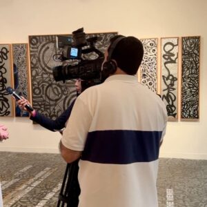 Pokras Lampas Instagram - Сегодня я начинаю рассказывать о своем проекте для Sharjah Calligraphy Biennial 2022 — которая в этом году проходит под темой "Elevation" и является 10-й по счету.

Мой проект — большое исследование современной каллиграфии, в котором представлено 27 работ под общим названием [ General Modern Calligraphy Styles & Scripts Research ], и аббревиатуой GMCSSR.

Подробнее о выставке я расскажу позже, а сейчас хочу представить одну из главных работ этой экспозиции — «Elevation: Traditions & Modern».

Работа написана в уникальной технике. Она создана при помощи эпоксидной чёрной краски. Это краска имеет свойство затвердевать через полтора часа после того, как смешиваются компоненты, и поэтому каллиграфия на двухметровом холсте пишется в очень интенсивной технике письма без права на ошибку, паузы или доработки потом. 

Нужно контролировать кисть, композицию, плотность краски на инструменте. И при этом понимать, что краска с каждой минутой становится всё более неподходящей для каллиграфии, это интересная проверка на мастерство и сосредоточеность.

При этом у работы есть ещё один слой - это очень тонкая выверенная золотая каллиграфия, которая писалась на протяжении недели в мастерской на Бали.

Процесс письма был для меня процессом медитации, поиском новых форм букв, которые вплетаются в пространство между чёрным и белым, между поверхностью самого полотна и каллиграфией, которую я создал в предыдущем этапе.

Не терпится поделиться с вами всей серией — а если вы в Арабских Эмиратах, то Биеннале можно посетить до 8 ноября в Sharjah Art Museum.