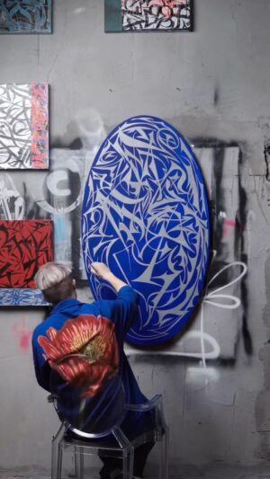 Pokras Lampas Instagram - Tribal Calligraphy I — моя новая экспериментальная работа и начало серии коротких роликов о процессе создания полотен. 

Теперь буду чаще показывать студийные процессы — очень много  различных поисков и переосмысленных форм каллиграфии рождаются последние годы, но сами полотна практически всегда перекрашиваются в новые слои, и я не успеваю задокументировать тот или иной результат.

Так вышло и с этим холстом — пока монтировался рилс, я его успел изменить и переписать два раза. Но этот слой очень нравится — обязательно сделаю подобную работу еще раз, уже финальную.

Как вам такой стиль? Я вот очень кайфую от трайбла и хромтайпа. 🤘🏻✨