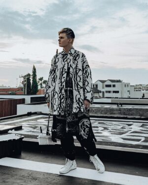Pokras Lampas Instagram - Я не верю, что после блокировки инстаграма в России мы перейдём на другие платформы.
⠀
Паттерны потребления информации не могут быть изменены радикально и быстро банальным ограничением доступа — уже все знают про VPN, который решает эту проблему.
⠀
Тот тип контента, который мы видим в инстаграме не дублируется ни в тик токе, телеграме, вконтакте или на другой площадке — везде разная лента, тренды и подача информации.
⠀
Ну и самое главное — аудитория, ведь важны не только посты, но и ваши комментарии, обратная связь, внимание к деталям, подписки, взгляды и интересы.
⠀
Грубо говоря, собрать 20 000 лайков на меме не проблема для любой платфомы, этот тип контента легко тиражировать и воспринимать.
⠀
Собрать же 20 000 лайков от взрослой аудитории с критическим мышлением — сложно для большинства арт-проектов в России, ведь активных пользователей, которым интересен такой тип контента, обычно объективно меньше.
⠀
И в инстаграме, годами развивая свои профили, многим креаторам получилось прийти к этому балансу — артисты делают мощные проекты, подписчики поддерживают их активностью, комментариями и подпиской.
⠀
И это факт, на других площадках я такого масштаба, качества и роста не встречал за 15 лет.
⠀
Я никогда не гнался за цифрами — не делал розыгрыши репостов, отказывался от гивов и "хайповых" предложений и знаю, что здесь практически нет случайных зрителей, которые подписались ради розыгрышей, скандалов или в результате других манипуляций с подписчиками.
⠀
Я рад, что в инстаграме есть возможность собрать вместе много единомышленников, которым важно держаться вместе.
⠀
Спасибо, что даже в сложные времена вы поддерживаете мои проекты и публикации. Я это ценю и уважаю.