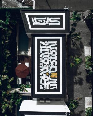 Pokras Lampas Instagram - “UNITED WORLD” – самая большая каллиграфия в Индонезии!
⠀
Мир хрупкий, ответственность каждого из нас его беречь – мирные отношения, экологию, благосостояние и культуру. Быть в гармонии с собой и тем, что нас окружает.
⠀
Фраза “Единый мир” написана на 6 языках – индонезийском (Dunia Bersatu), английском (United World), русском (Единый Мир), украинском (Єдиний Світ), французском (Monde Uni) и китайском (联合世界), а также в шрифтовых композициях, текст которых создан с использованием каллиграфических элементов из мировых письменностей – от классической восточной до современной европейской.
⠀
Работа создана в сердце острова Бали, районе Чангу – здесь одно из самых прекрасных мест пересечения человека и природы, местных жителей и туристов со всего мира, различных языков, элементов культуры и архитектуры.
⠀
Текст и эскиз проекта были созданы 7 января  и отражают главную гуманистическую ценность – объединяться и вместе создавать новую культуру, знания и смыслы. Символично, что Алекс Штефан, с которым мы вместе создаём проект, а также часть его команды и коллег, из Украины.
⠀
Я верю в единый мир и рад оставить символ этих ценностей в форме самой большой каллиграфии Индонезии – на 9 крышах общей площадью работы 960 кв. метров при поддержке @alexshtefan и @alexvillasgroup .
⠀
Фотографии: @denbych
Адрес: Gg. Anggrek 2-4, Tibubeneng, Kec. Kuta Utara, Kabupaten Badung, Bali 80361.