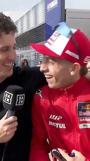 Pol Espargaró Instagram - 😂😂😂😂😂

Cuando en pleno directo de @polespargaro aparece @37pedroacosta para trolearlo 😆 ¡Espectacular! 🤣

#PortugueseGP #MotoGP #PedroAcosta #PolEspargaro #Acosta #DAZN