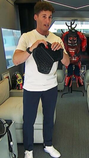 Pol Espargaró Instagram - ¿Qué hay dentro del mono de un piloto? 
¿Por qué el casco tiene esa forma?

En DAZN estamos de estreno y @polespargaro e @izaskunruizgp te responden a TODAS estas preguntas y más 😮🔊

Disfruta de ‘ADN Piloto | Una segunda piel’ YA en plataforma 💣

#MotoGP #motor #motorsports #ADNPiloto #ADN #piloto #Pol #Espargaro #PolEspargaro #IzaskunRuiz #DAZN