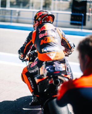 Pol Espargaró Instagram - • Que gusto volver a pilotar 🤩 como lo echaba de menos 🧡
• How good is to be back 🤩 missed it so hard 🧡
@ktmfactoryracing