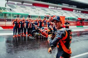 Pol Espargaró Instagram - • Es una pasada volver a pilotar en Mugello.. y rápidooo 𝟑𝟔𝟔.𝟏𝐤𝐦/𝐡 😵‍💫 primera vez también compitiendo con el equipo de Test! Buen trabajo! @ktmfactoryracing 
• It’s sooo nice to be back at Mugello.. and faaaast 𝟑𝟔𝟔.𝟏𝐤𝐦/𝐡 😵‍💫 and first time on track with the test team squad! Good job! @ktmfactoryracing 
#MotoGp