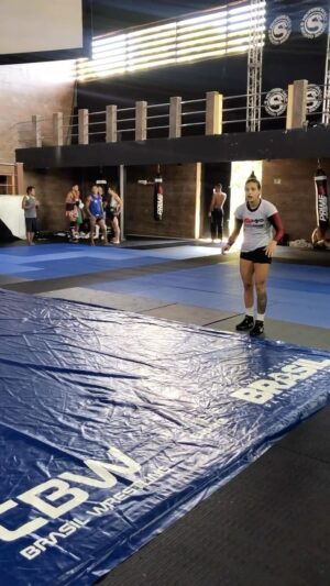 Poliana Botelho Instagram - Movimentos de aquecimento do Wrestling 👊
#wrestling #treino #luta #mma