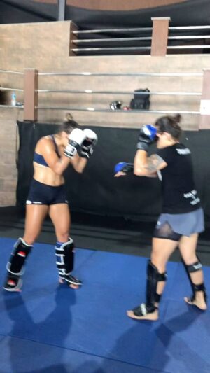 Poliana Botelho Instagram - Aquele treino sem perder a amizade @larafritzenmma 🥊👊🥊👊💙💙
.
.
#teambotelho #luta #lutadora #chutes #rj #mma #lutadoras #muaythai #kickboxing #treinoduro #novauniao