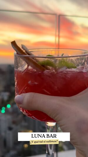 Polo Ramírez Instagram - Una terraza imperdible en estos meses de verano es la de #LunaBar del @acsantiagocostanera ✨. Donde, entre otras cosas, puedes probar el trago que corresponde a tu signo zodiacal. Los detalles en la sección ¿Y qué tal si salimos? De #AireFresco con @kikeyavar y @poloramirezc por @radioduna 📻 

.
#bar #cocteleriadeautor #signosdelzodiaco #terraza #costaneracenter