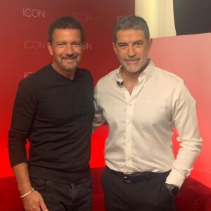 Polo Ramírez Instagram - Escenas de la interesantísima entrevista que tuvimos hoy con Antonio Banderas. Hablamos de sus películas, sus personajes, su mirada de Hollywood, la censura y la cancelación, su pasión por la vida y, por supuesto, sus perfumes. Muy pronto en @teletrece #BANDERASperfumes
#THEICONWoman
#BANDERASMETAVERSE
@antoniobanderas
@stefroitman
@agathaamoreiraa
@millarayviera
