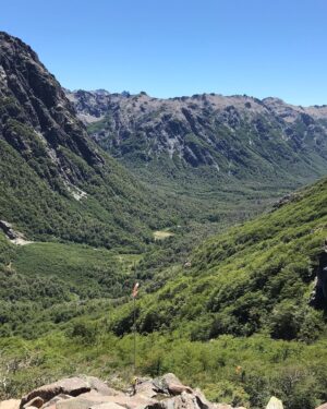 Polo Ramírez Instagram - La recompensa al final de una larga caminata… la Laguna Jakob, partiendo desde Tambo Báez, cerca de Bariloche, Argentina. Fotos de @mlriveros