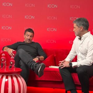 Polo Ramírez Instagram - Escenas de la interesantísima entrevista que tuvimos hoy con Antonio Banderas. Hablamos de sus películas, sus personajes, su mirada de Hollywood, la censura y la cancelación, su pasión por la vida y, por supuesto, sus perfumes. Muy pronto en @teletrece #BANDERASperfumes
#THEICONWoman
#BANDERASMETAVERSE
@antoniobanderas
@stefroitman
@agathaamoreiraa
@millarayviera