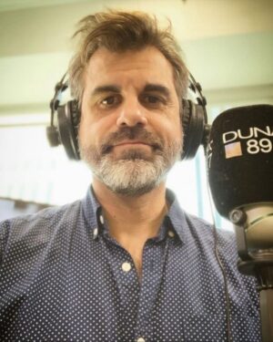 Polo Ramírez Instagram - El martes en la tarde estábamos al aire con Francisco Aravena en @radioduna cuando se cortó la luz y nos quedamos no sólo a oscuras sino también en silencio… unas pocas horas después nuestro querido amigo comenzaba a vivir la peor de las tragedias. Ya lo vieron seguramente en las noticias, un incendio le quitó la vida a Pedrito, el hijo de Pancho y de Mariana Derderián. Ellos lograron salvarse, también su hija Leticia.
El lunes Pedrito estuvo de visita en la radio. Como cada vez que venía, se instaló en el computador junto a Richi, nuestro control, al otro lado del vidrio… Tierno y alegre, como siempre. Querido por todos. Y adorado por su papá.
Ustedes conocen el talento, la capacidad profesional, el sentido del humor y la inteligencia de Pancho. El, además, es un gran amigo.
Hoy está dando la pelea. Lo mejor que podemos hacer nosotros por él es seguir con nuestro trabajo, que es también una de las grandes pasiones de Pancho.
En esta labor sabemos que no sólo surgen afectos entre nosotros, compañeros de radio, sino también se establece una relación de cariño con todos ustedes, los que nos escuchan día a día. Sé que también quieren a Pancho, y por eso me atrevo a pedir la fuerza, la energía, los pensamientos y las oraciones de todos. No sólo para que recupere su salud, sino para que él, Mariana y Leticia puedan enfrentar el dolor más grande que se pueda imaginar. Estamos con ellos.
