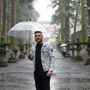 Poncho Lizarraga Instagram - Pasamos un gran día recorriendo los alrededores del Monte Fuji 🗻 y a pesar del clima, tuvimos la oportunidad de conocer más de la cultura Japonesa 🇯🇵🎌 #RecodoEnJapon #RetoTokio