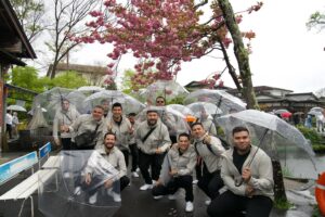 Poncho Lizarraga Instagram - Seguimos de paseo por Japón 🇯🇵🎌🌸 aquí nos tocó ver la flor de cerezo a pesar de que la temporada ya pasó 🌸🙏🏼
#RecodoEnJapon