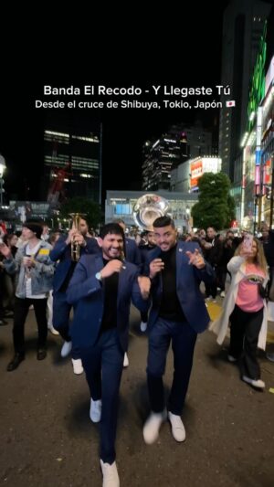 Poncho Lizarraga Instagram - Una de las canciones que alcanzamos a grabar en el cruce de Shibuya, acá en Tokio 🇯🇵