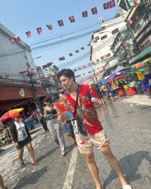 Ponlawit Ketprapakorn Instagram - เล่นน้ำอยู่ดีๆ โดนตบซะงั้น 😳💦