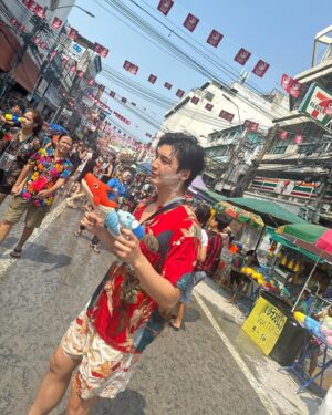 Ponlawit Ketprapakorn Instagram - เล่นน้ำอยู่ดีๆ โดนตบซะงั้น 😳💦