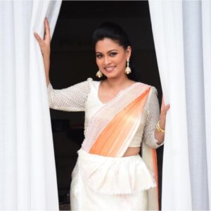Pooja Umashankar Instagram - 💛🧡💛Good Evening ... 

✴️God is a God of RESTORATION & HOPE💯. 

🔆James 4:8 
💛Draw near to God and He will draw near to you.