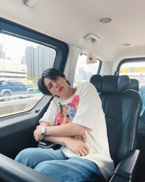 Poompat Iam-samang Instagram - เพิ่งเข้าใจความสิ้นหวัง ก็ตอนปวดท้องแล้วรถติดบนทางด่วน 🥲