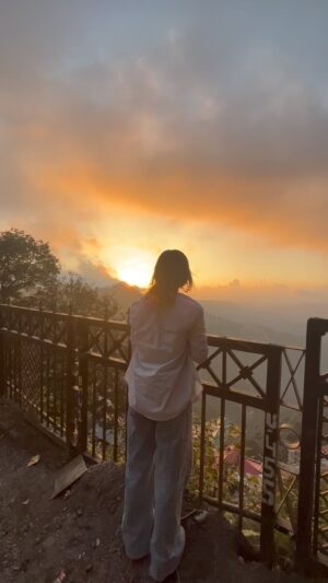 Poorti Arya Instagram - सब अपने से लगते हैं , 
लेकिन सिर्फ बातॊं से …. ☀️