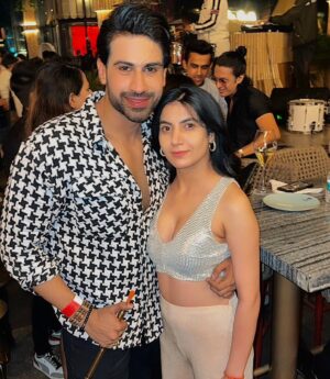 Poorti Arya Instagram - No caption needed!
Because it’s simple not complicated 🎃❤️😂
Disclaimer : song choice is not related to any characters in the picture