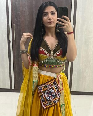 Poorti Arya Instagram - Understand Your Own Heart Before You Handle Another 🧡🩷💛