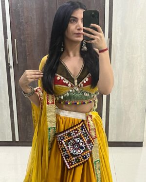 Poorti Arya Instagram - Understand Your Own Heart Before You Handle Another 🧡🩷💛