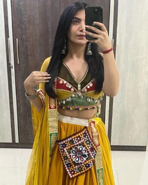 Poorti Arya Instagram - Understand Your Own Heart Before You Handle Another 🧡🩷💛