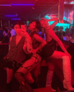 Poppy Liu Instagram - i ❤️ hot moms