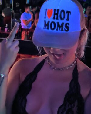 Poppy Liu Instagram - i ❤️ hot moms