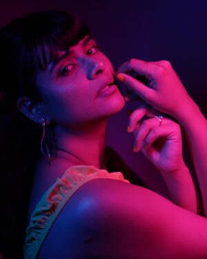 Prachi Tehlan Instagram - Jump into my pool of raw pictures clicked by the sweetest @jiksonphotography ! Well.. he is the one who did my first ever shoot in Kochi ❣️

Enjoy the bangs 🥳