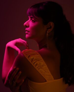 Prachi Tehlan Instagram - Jump into my pool of raw pictures clicked by the sweetest @jiksonphotography ! Well.. he is the one who did my first ever shoot in Kochi ❣️

Enjoy the bangs 🥳