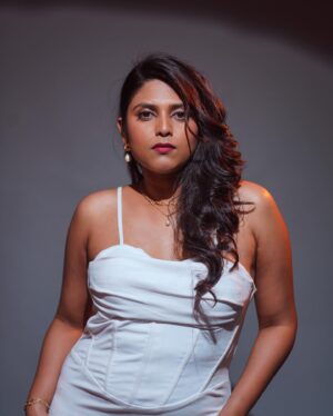 Praneeta Patnaik Instagram - Magic finds those, who believe in it ✨ 
.
.
I did my makeup, hair and styling all by myself 🥰
Dainty, cute jewellery by @lili_origin