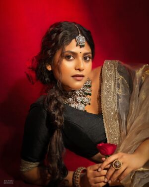 Praneeta Patnaik Instagram - 🥀 
.
.
Images @manoj_gangula 
Styling @greeshma_krishna.k 
Glam @artistry_by_meera 
Hair @mahesh_ravulapalli 
Saree and blouse @navkarni
Jewellery @fashioncurvee