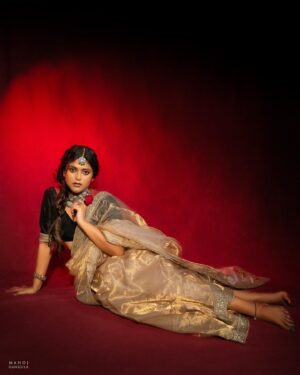 Praneeta Patnaik Instagram - 🥀 
.
.
Images @manoj_gangula 
Styling @greeshma_krishna.k 
Glam @artistry_by_meera 
Hair @mahesh_ravulapalli 
Saree and blouse @navkarni
Jewellery @fashioncurvee