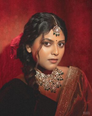 Praneeta Patnaik Instagram - 🥀 
.
.
Images @manoj_gangula 
Styling @greeshma_krishna.k 
Glam @artistry_by_meera 
Hair @mahesh_ravulapalli 
Saree and blouse @navkarni
Jewellery @fashioncurvee