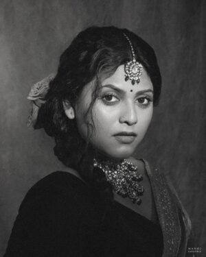 Praneeta Patnaik Instagram - 🥀 
.
.
Images @manoj_gangula 
Styling @greeshma_krishna.k 
Glam @artistry_by_meera 
Hair @mahesh_ravulapalli 
Saree and blouse @navkarni
Jewellery @fashioncurvee