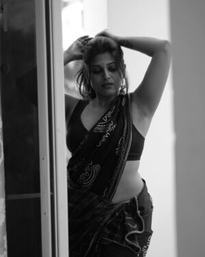 Praneeta Patnaik Instagram - మిల మిల మెరిసిన తార
మిన్నులు విడిన సితార…
.
.
@alcheeemist did such an amazing job by just being in his element and letting me be in mine, I never thought we could make something so amazing with the natural light that’s there in my very home!