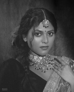 Praneeta Patnaik Instagram - 🥀 
.
.
Images @manoj_gangula 
Styling @greeshma_krishna.k 
Glam @artistry_by_meera 
Hair @mahesh_ravulapalli 
Saree and blouse @navkarni
Jewellery @fashioncurvee