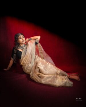 Praneeta Patnaik Instagram - 🥀 
.
.
Images @manoj_gangula 
Styling @greeshma_krishna.k 
Glam @artistry_by_meera 
Hair @mahesh_ravulapalli 
Saree and blouse @navkarni
Jewellery @fashioncurvee