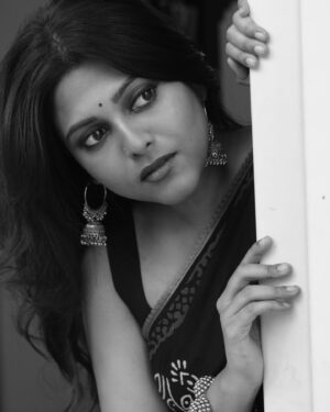 Praneeta Patnaik Instagram - మిల మిల మెరిసిన తార
మిన్నులు విడిన సితార…
.
.
@alcheeemist did such an amazing job by just being in his element and letting me be in mine, I never thought we could make something so amazing with the natural light that’s there in my very home!