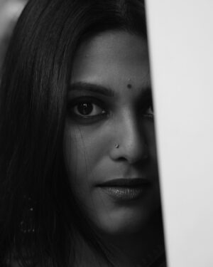 Praneeta Patnaik Instagram - మిల మిల మెరిసిన తార
మిన్నులు విడిన సితార…
.
.
@alcheeemist did such an amazing job by just being in his element and letting me be in mine, I never thought we could make something so amazing with the natural light that’s there in my very home!