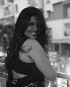 Praneeta Patnaik Instagram - మిల మిల మెరిసిన తార
మిన్నులు విడిన సితార…
.
.
@alcheeemist did such an amazing job by just being in his element and letting me be in mine, I never thought we could make something so amazing with the natural light that’s there in my very home!